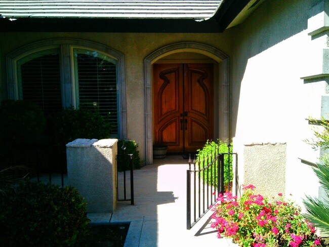 Building Photo - CUSTOM BUILT IN GATED SOUTHERN OAKS !!!