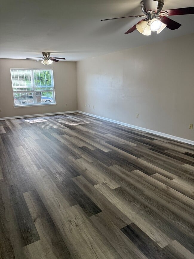 Foto del edificio - THREE BEDROOM/2.5 BATH Detached Home w TWO...