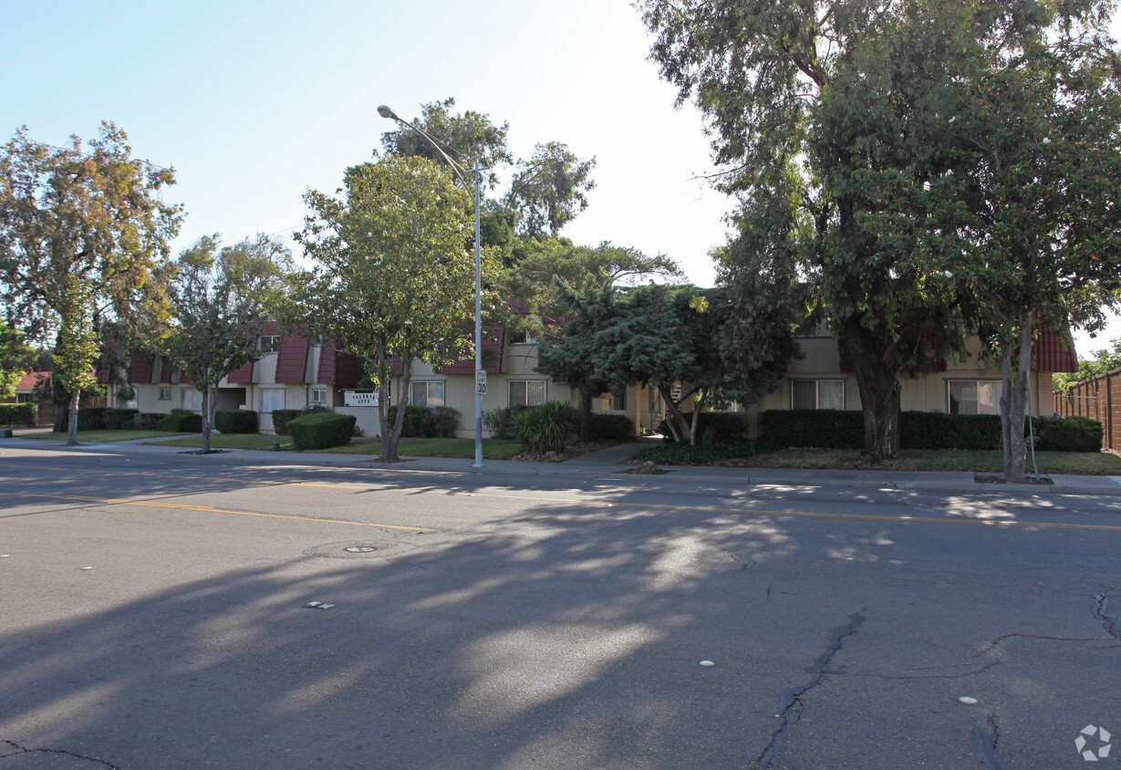 Building Photo - Lincoln Plaza Apartments