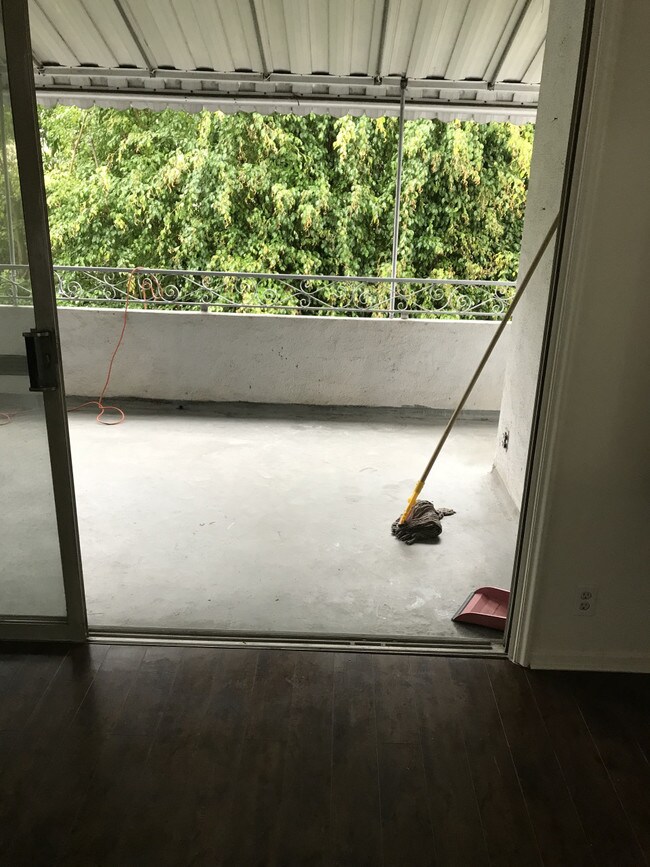 Foto del edificio - 7617 De Longpre