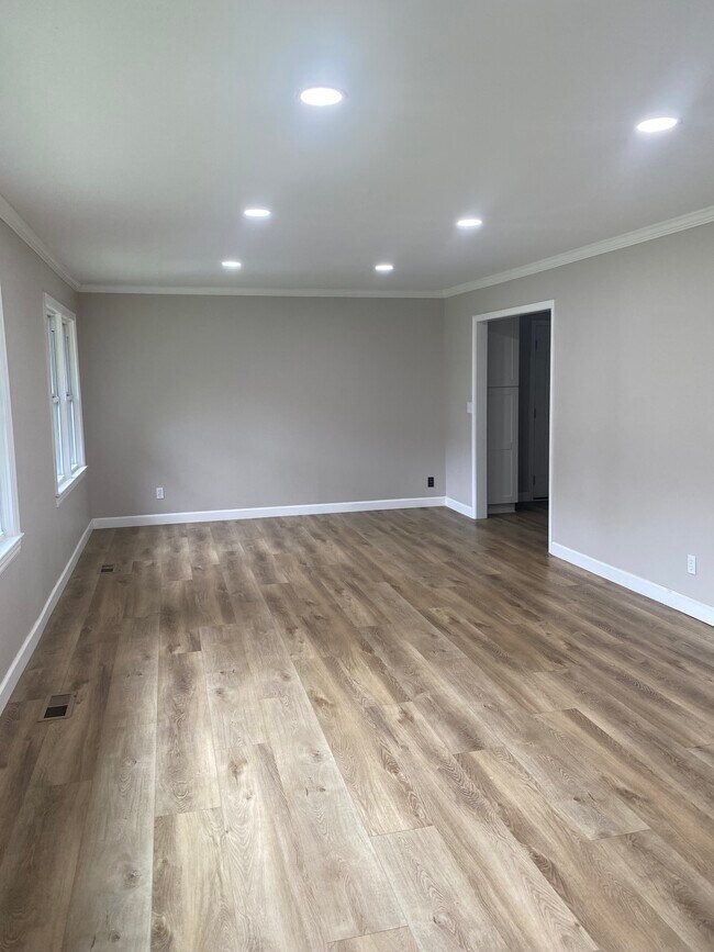 Comedor - 1021 Longbrook Dr