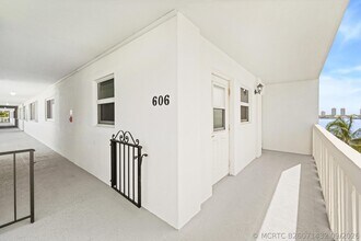 Building Photo - 501 Lake Shore Dr