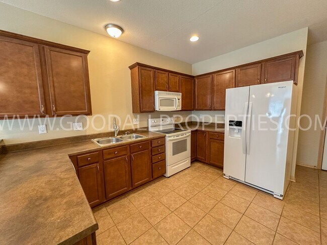 Building Photo - 3 Bedroom 2 1/2 Bath end unit townhome nea...