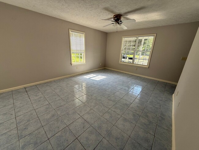 Building Photo - 3 Bedrooms, 2 Bathrooms - Home in West Rome!