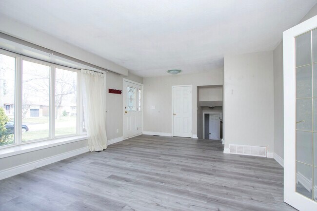 Photo du bâtiment - Updated 4-Bedroom Entire Home for Rent in ...