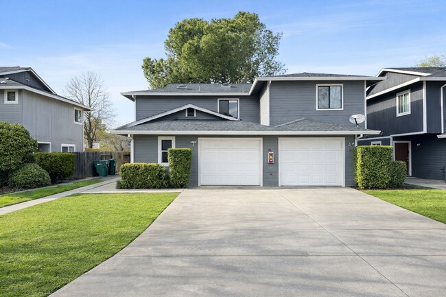 Building Photo - Huge Three Bedroom Townhouse with Garage and Backyard!