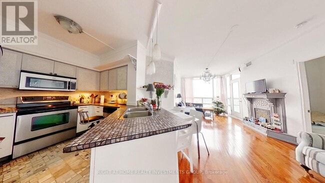Building Photo - 503-2503 Beecroft Rd