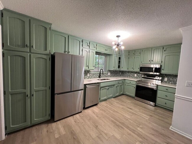 Building Photo - 636 Gravlee Ln