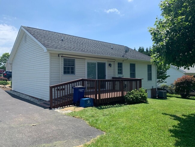 Building Photo - 3 BR 2 BA Cottage