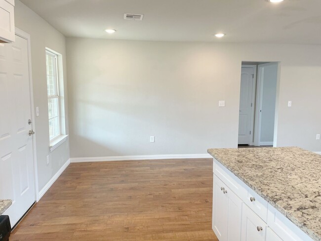 Building Photo - Beautiful 3 bedroom 2 Bath Home Close to C...