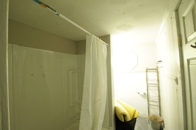 Building Photo - Updated 3 Bedroom 1.5bth Single Family