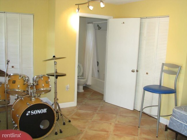 Building Photo - 2 br, 1 bath House - 6375 SW 42 ST