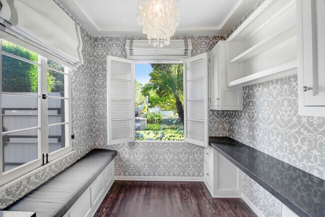 Foto del edificio - Luxurious Remodeled Home with ADU in Valley Village