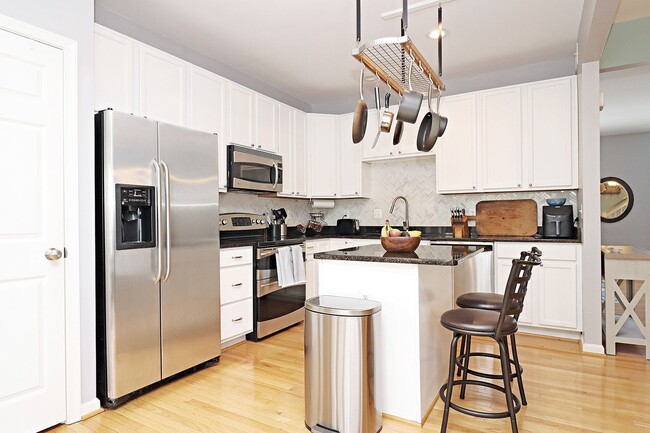 Building Photo - Spring Creek Living! Pet-Friendly Townhome