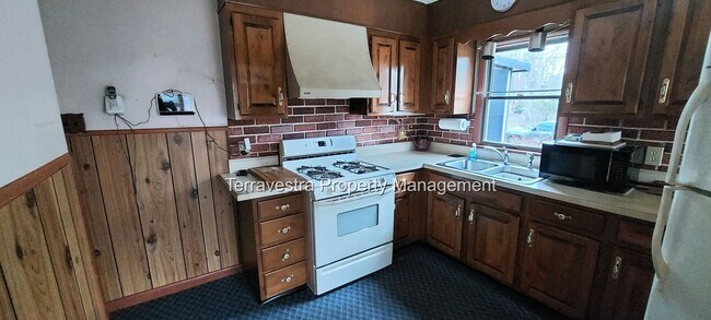Building Photo - Single Family 2 bedroom with large yard
