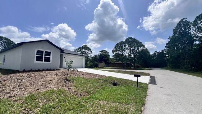 Building Photo - Available for move in June 25th! Be the FI...