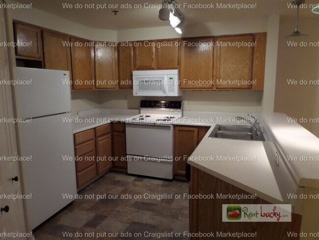 Foto del edificio - Super Cute and Private 2-Bedroom Condo w/2 Parking Spaces in Lake Forest Park!!