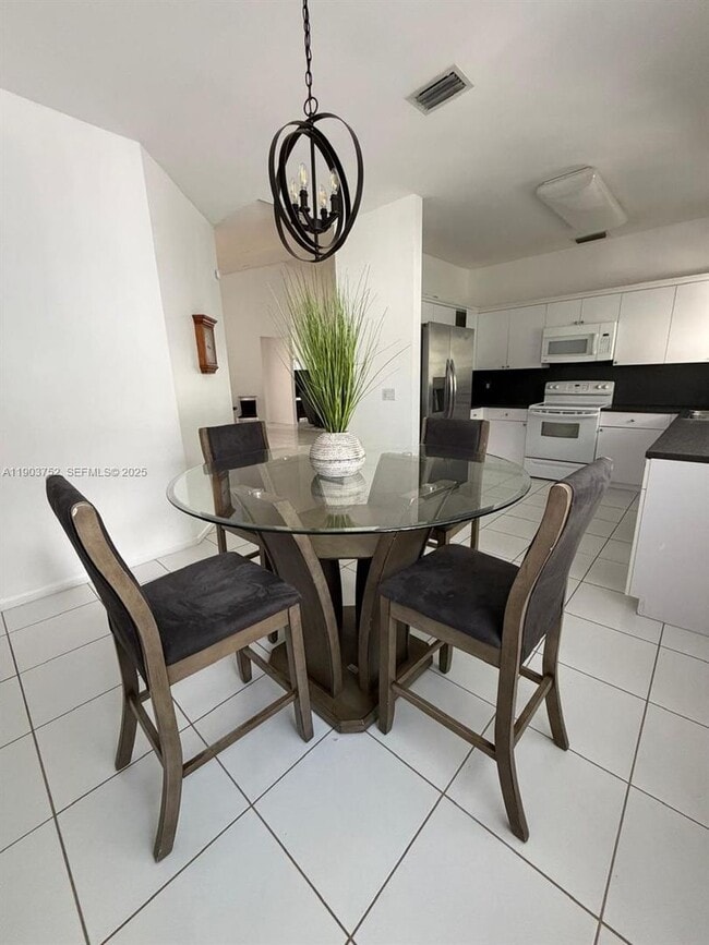 Foto del edificio - 11690 Briarwood Cir