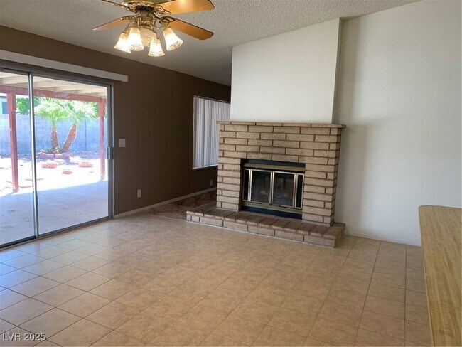 Building Photo - 716 Round Table Dr