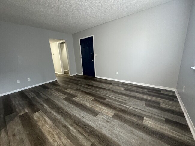 Foto del edificio - "Charming 2-Bed Gem with Full Bath in Springfield – Cozy 777 Sq Ft Haven Awaits!"