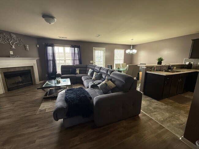 Foto del edificio - 1124 Harmony Ln