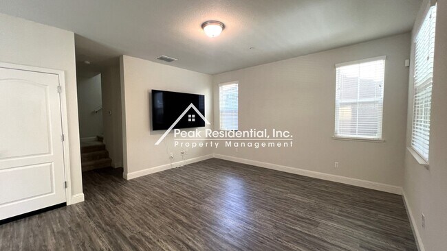 Building Photo - Updated 3bd/2.5ba Roseville Home with 2 Ca...