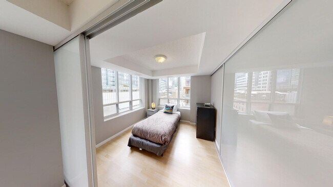 Building Photo - 136 Simcoe St