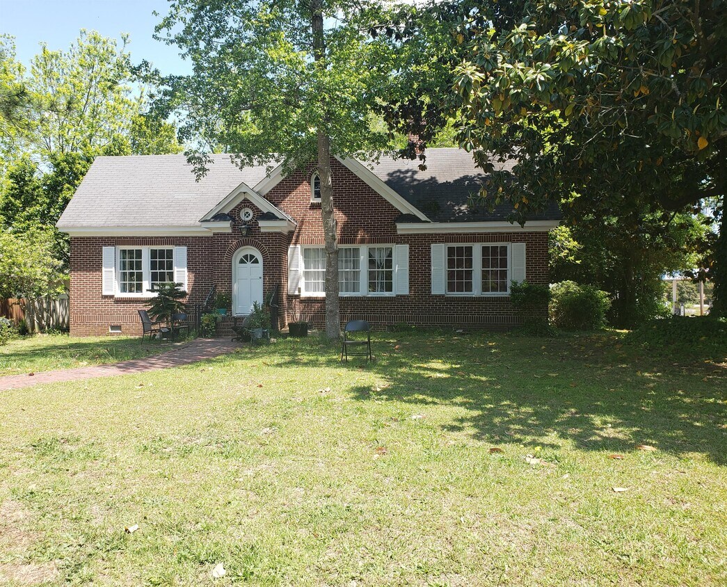 Primary Photo - 102 N Oak St