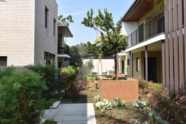 Building Photo - 125 Hurlbut St