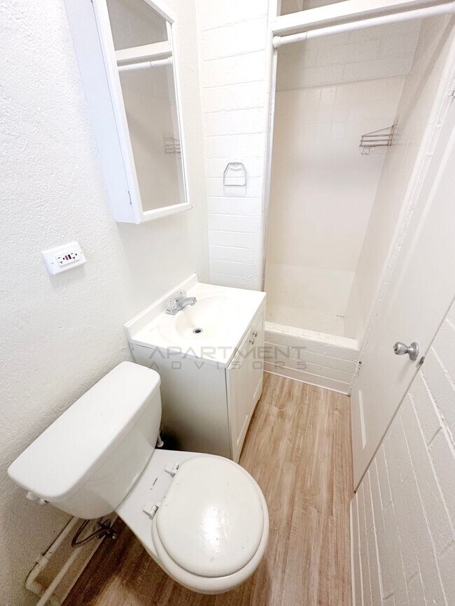 Foto del edificio - $500 1st Month Move-In Special! Near the B...