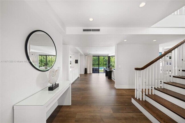 Foto del edificio - 5728 Pine Tree Dr
