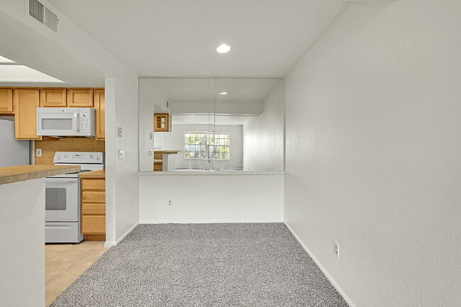 Building Photo - $1,595.95, 1 Bed, 1 Bath Condo in Englewood with Cozy Fireplace!
