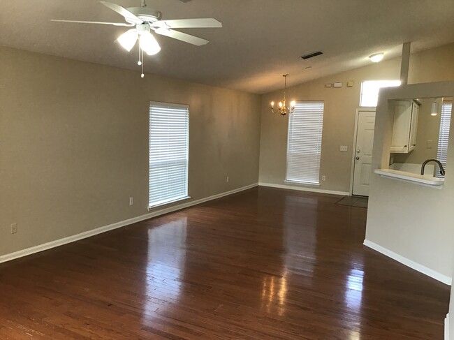 Foto del edificio - 1530 Roseberry Ct