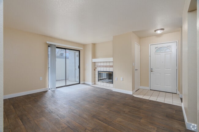 1BR, 1BA - 750SF - Living Room - Somersett Hills