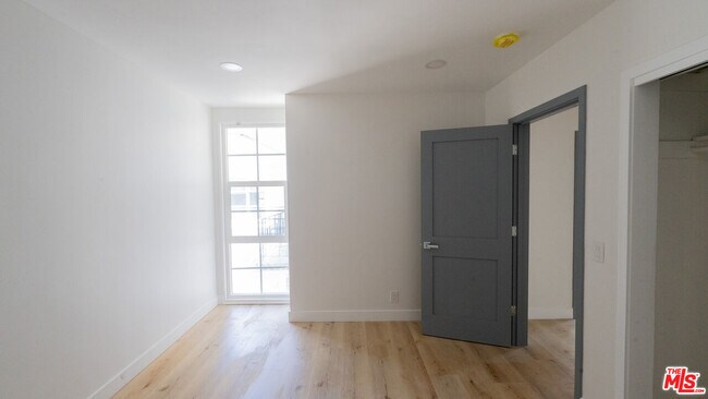 Foto del edificio - 835 S Sherbourne Dr