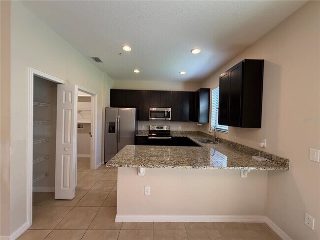Foto del edificio - 2432 Seven Oaks Dr