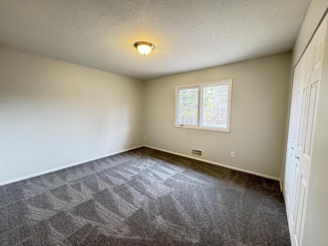 Building Photo - 11125 River Hills Dr