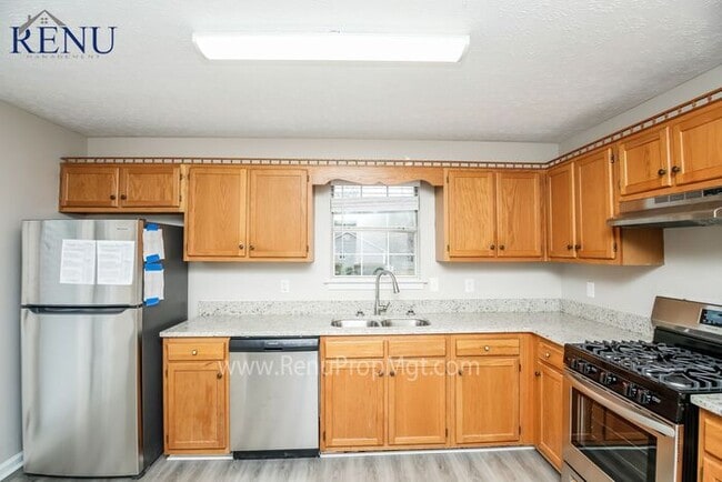 Building Photo - Now available 4 bedrooms 3 baths