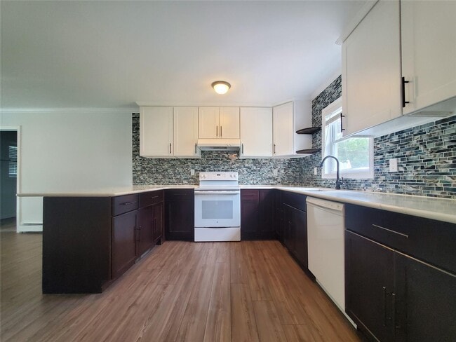 Building Photo - 14 Westcliff Dr