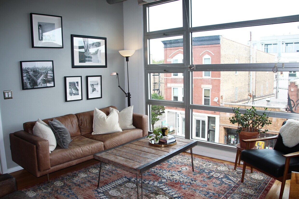Family Room - 1849 W North Ave