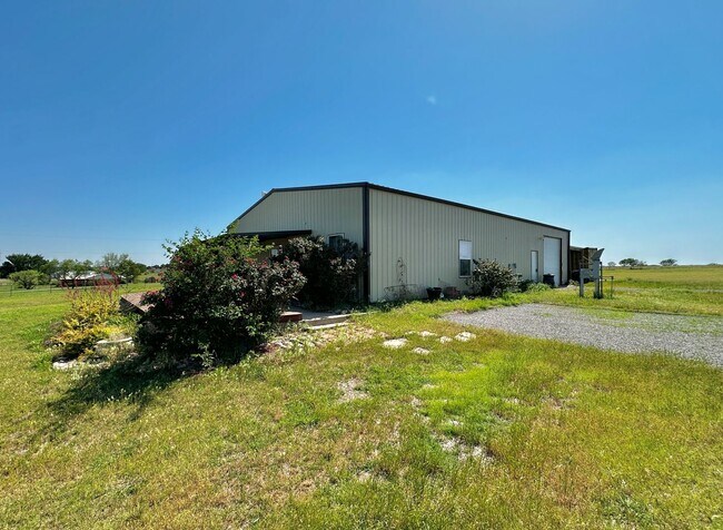 Building Photo - Barndominium in the Country!