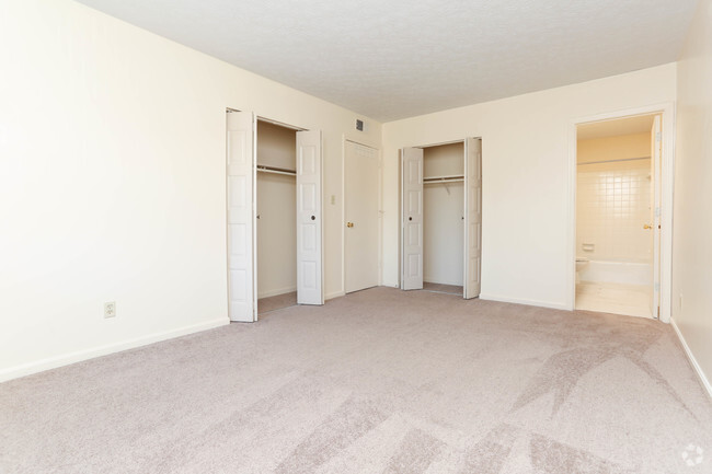 2BR, 2BA - 1,050 SF - Bedroom - El Patio Apartments