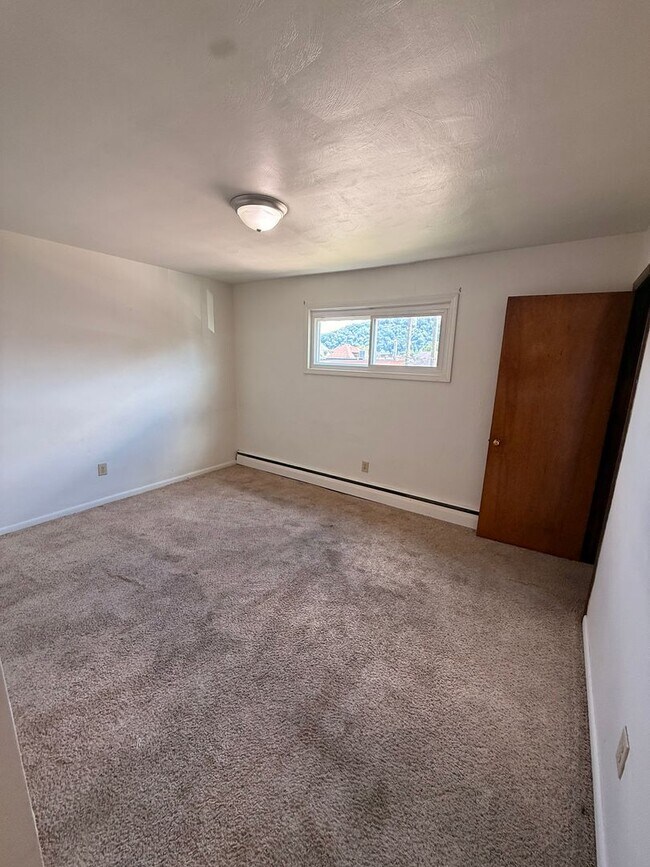 Foto del edificio - 2 Bedroom 1 Bathroom Apartment For Rent!