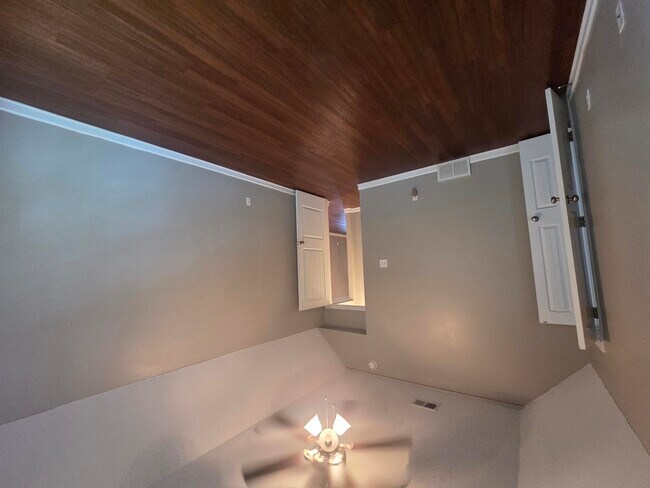 Foto del edificio - 1315 Crosstown Ct