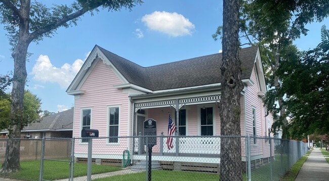 Building Photo - 917 Pinckney St