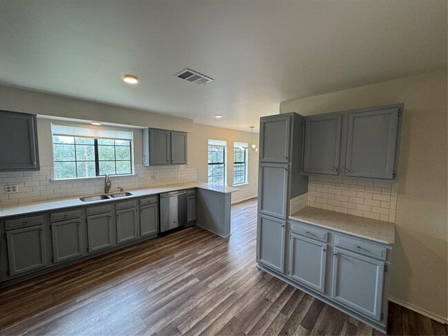 Building Photo - 301 Mesa Dr