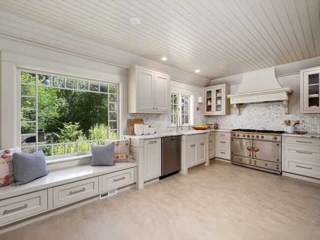 Foto del edificio - Gorgeous Victorian Home Ready to Rent! Hug...