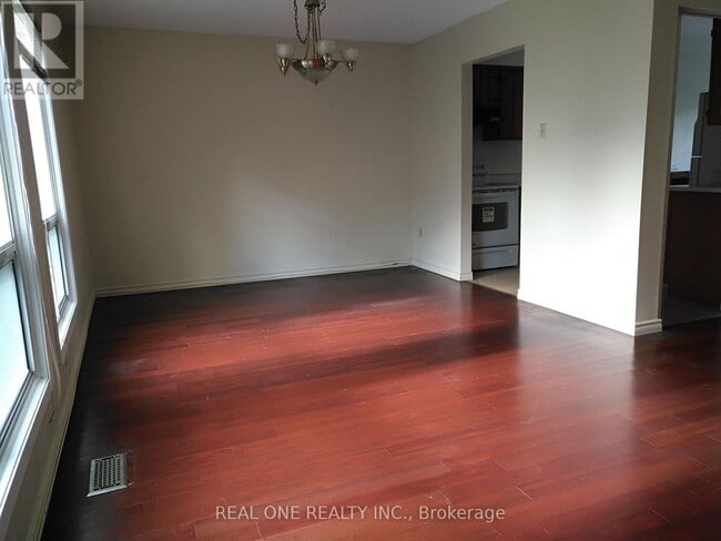 Photo du bâtiment - 646 Village Pkwy