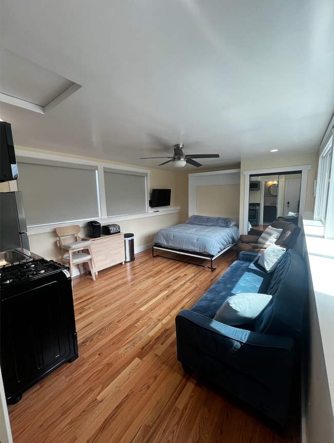 Foto del edificio - Fully Furnished Studio Available - Few Blo...