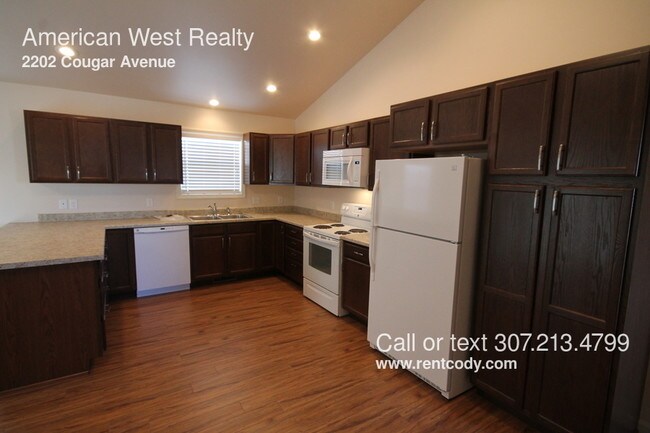 Building Photo - 2202 Cougar Ave